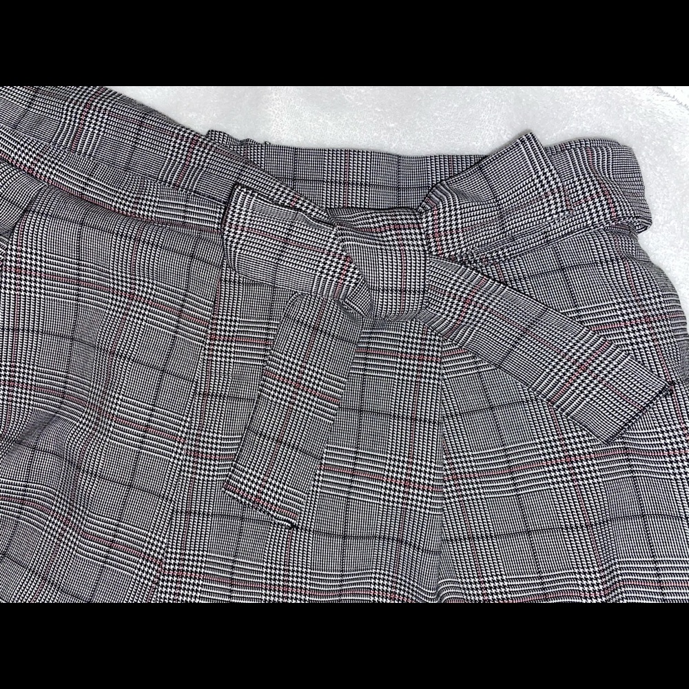 H&M Women’s Dark Grey Plaid Shorts - Picture 4 of 10